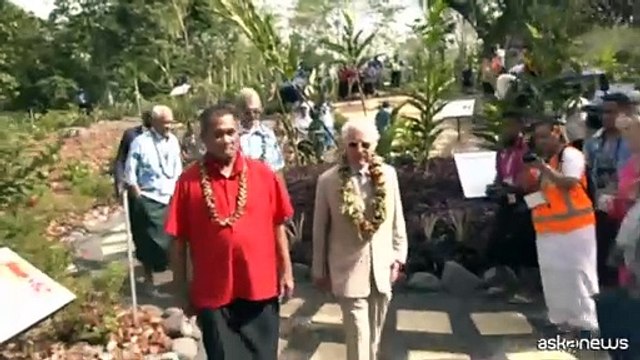 Re Carlo a Samoa visita il giardino botanico e pianta un albero