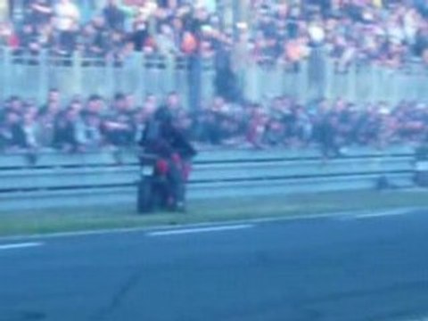 Stunt pétage de moto 24h du mans 2008