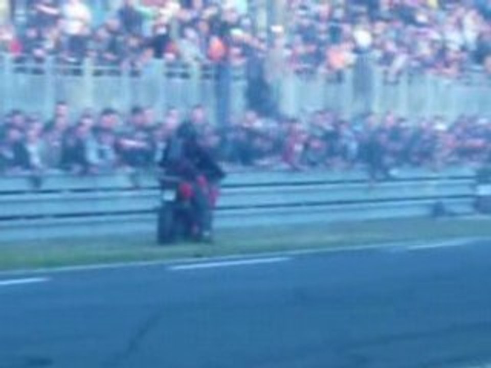 Stunt pétage de moto 24h du mans 2008