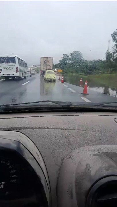Chuva provoca alagamento na Washington Luís em São Carlos