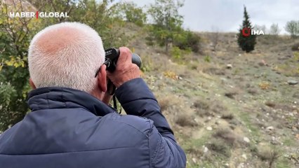Yolu olmayan mezarlığı dürbünle ziyaret ediyor