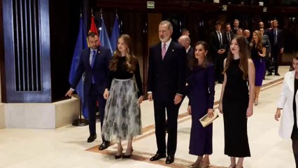 Video herunterladen: La familia real preside el concierto de los Premios Princesa de Asturias