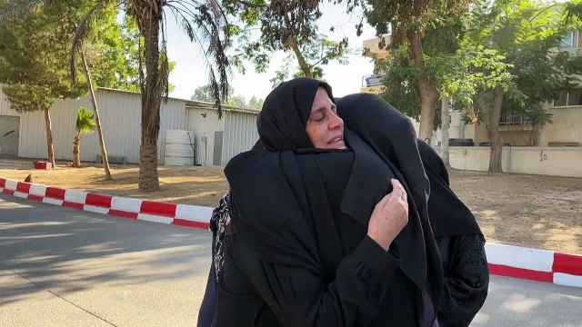 فلسطينيون يشيعون ذويهم الذين قتلوا في غارات إسرائيلية على خان يونس