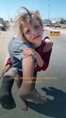 Faixa de Gaza: criança descalça leva irmã nas costas após atropelamento