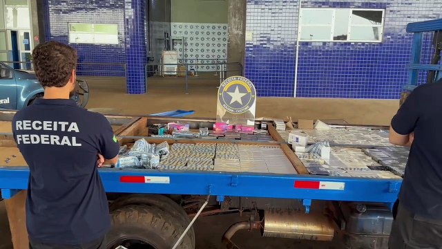 Caminhão com fundo falso e R$ 150 mil em mercadorias é apreendido na Ponte da Amizade