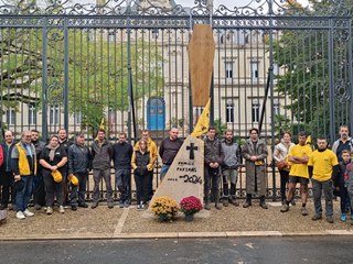 La Coordination rurale de Dordogne scelle "la pierre tombale de l'agriculture" dans le mortier devant la préfecture