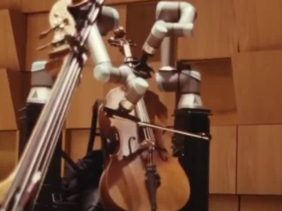Cellospielender Roboter performt mit Symphonieorchester