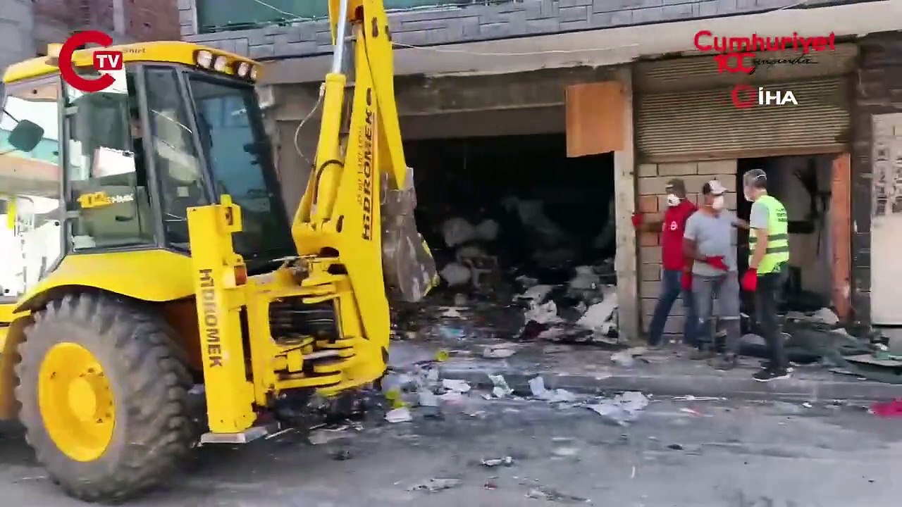 Bu kadarı pes! Çöp evden 10 kamyon çöp çıktı; İş makinesine sık sık müdahale etti