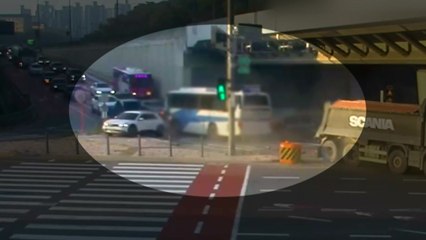 출근길 통근버스 '쾅'...국회 출입문 파손 60대 검거 / YTN