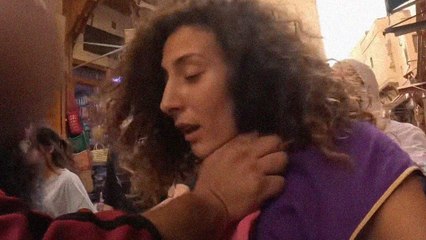 إسرائيلية تُثير جدلا في سوق بمدينة فاس