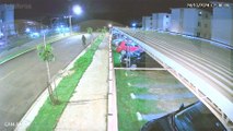 Câmera flagra dupla furtando moto no Bairro Floresta