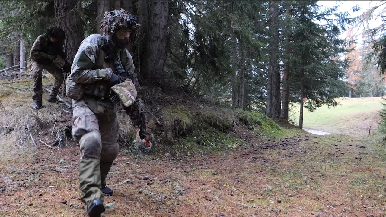 Le immagini spettacolari dell?esercitazione ?Extreme Patrol?: un test estremo per 12 pattuglie di Alpini impegnate in quota per tre giorni e tre notti