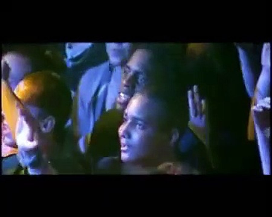 Le Saian Supa Crew chante son tube "Angela" en concert