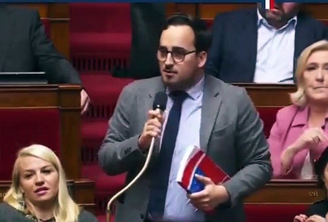 Incident à l'Assemblée Nationale quand Sandrine Rousseau fait un bras d'honneur à un député du Rassemblement National puis présente ses excuses: "Cela n'avait pas sa place dans l'hémicycle"