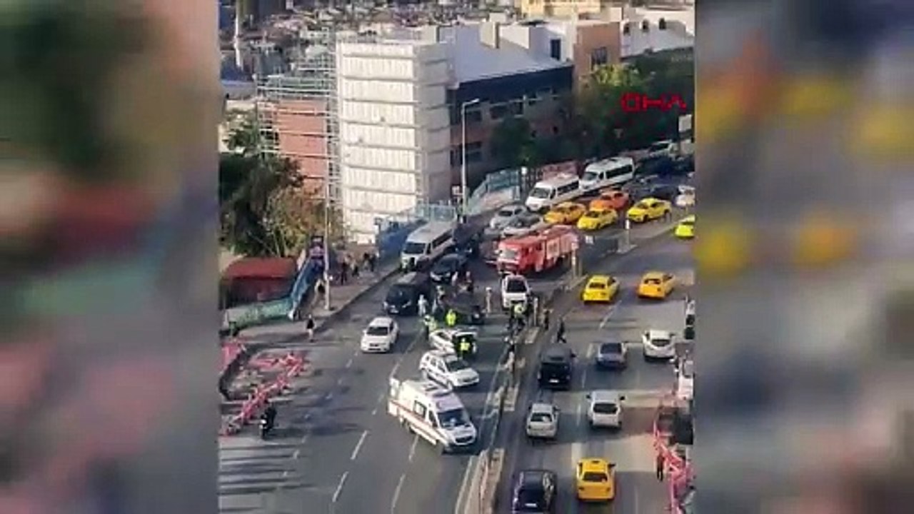 İstanbul-Beyoğlu’nda takla atan araçta sıkışan sürücü vatandaşlar tarafından kurtarıldı