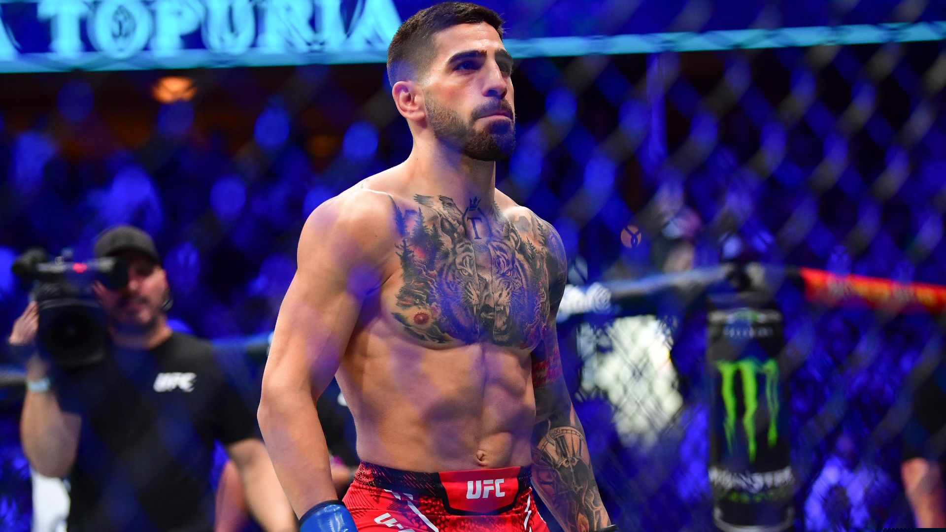 Sergio Ramos acompaña a Topuria a su careo ante Max Holloway