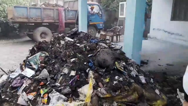 बिजली विभाग ने बिजली काटी तो नगर पालिका ने दफ्तर में फिंकवाया शहर का कचरा