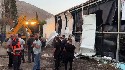 الشرطة الإسرائيلية تتفقد الأضرار إثر قصف صاروخي لحزب الله