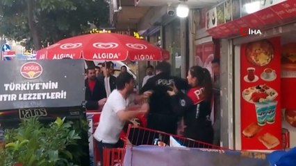 Polis ekiplerine aldırış etmediler: Bağcılar'da bıçaklı 'sigara' kavgası