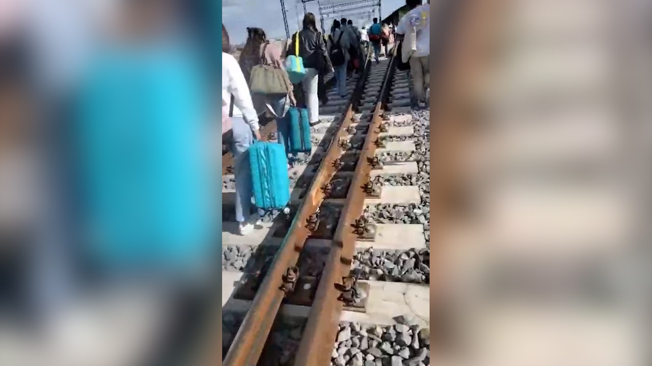 Nuevos problemas en el tren de Extremadura: humo, chispas y viajeros huyendo a pie para alcanzar la estación de Mérida