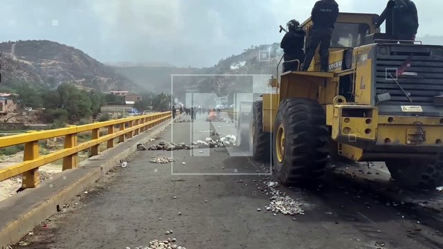 Contingente Policial llegó al Puente Parotani en medio de enfrentamientos con bloqueadores