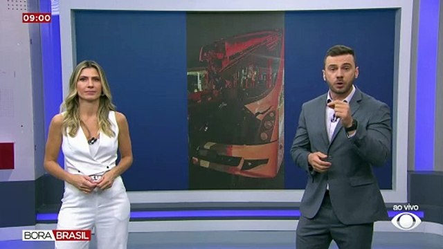 Ônibus e micro-ônibus colidem e deixam 32 feridos na Dutra, em Guarulhos (SP)