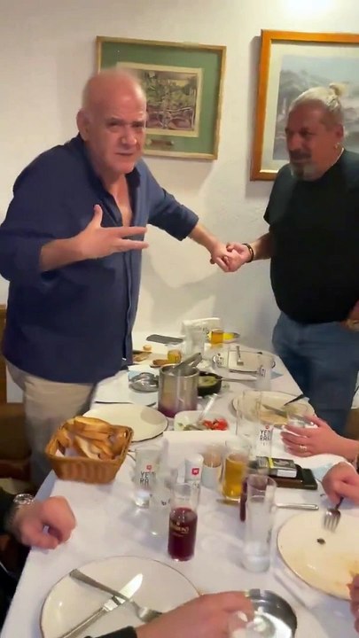 İki eski hakem meyhanede barıştı: Ahmet Çakar, Erman Toroğlu'nun elini öptü