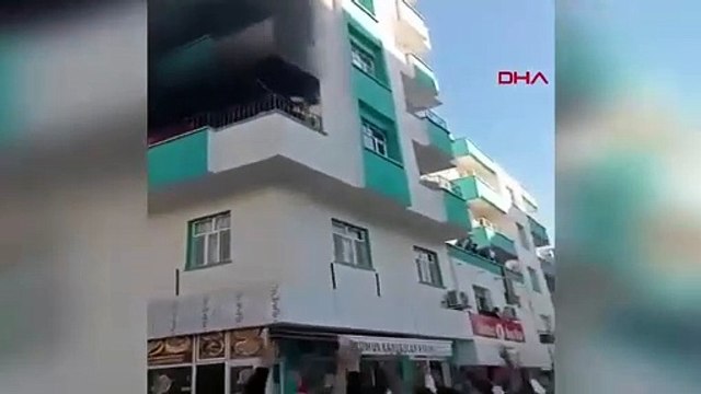 Yangında balkonda mahsur kalan genç kız ve çocuk battaniyeye atlayarak kurtuldu!