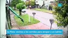 vecinos a las corridas para atrapar a un ladrón