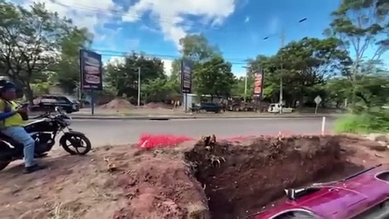 Pick up cae en zanja en el bulevar fuerzas armadas