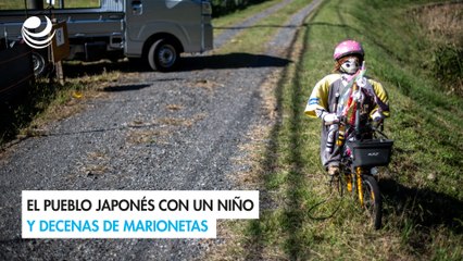 El pueblo japonés con un niño y decenas de marionetas