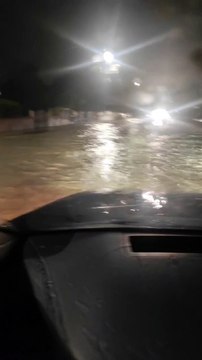 Rimane bloccata con l'auto nella strada diventata un fiume