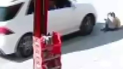 Cip, kaldırımda oturan çocuğun ayağını ezdi! O anlar kamerada