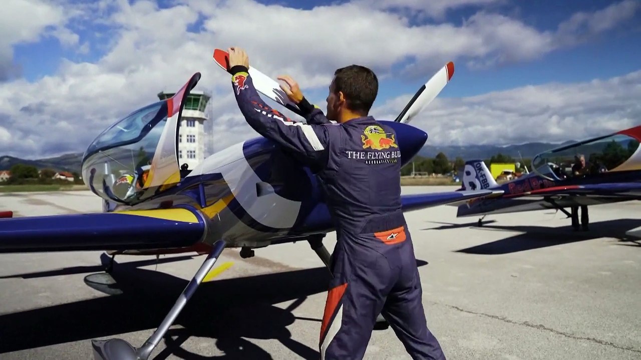 No Comment. Des avions acrobatiques volent à l'envers sous le plus haut pont ferroviaire d'Europe