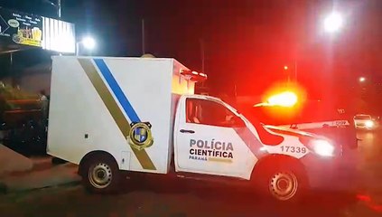 Corpo de Alan Pereira, morto a tiros no Belmonte, é recolhido pela Polícia Científica