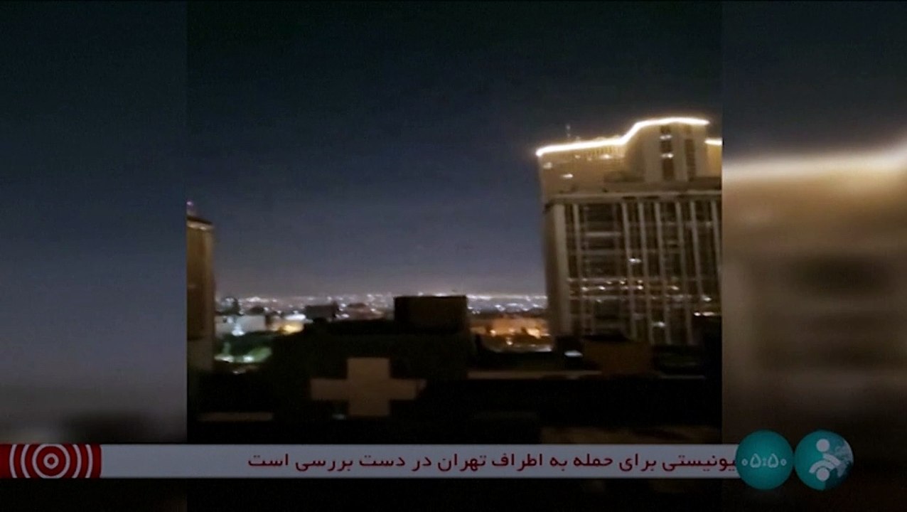 التلفزيون الإيراني ينشر لقطات يقول إنها لانفجارات سببها "تفعيل نظام الدفاع الجوي"