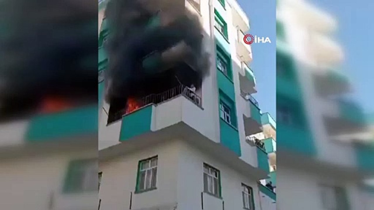 şanlıurfa'da ev yangını! 2. kattan atladılar