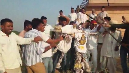 Bishnoi Community Burns Salman Khan Father Saleem Statue Video, Public Angry Reaction
