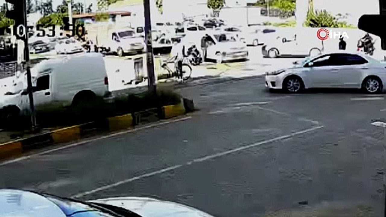 Trafikte Tartıştılar, Vicdansız Sürücü 2 Kişiyi Ezmeye Çalıştı