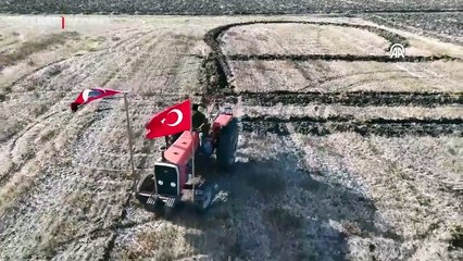 Kırklarelili çiftçi tarlasına pullukla "Cumhuriyet 101 yaşında" yazdı