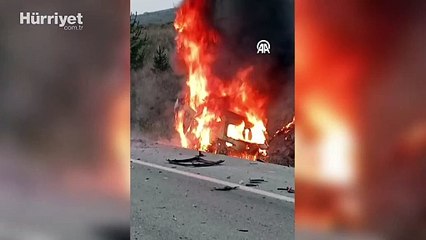 Erzincan'da iki otomobil çarpıştı: 5 ölü