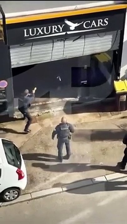 Lorient : Les images effrayantes de policiers attaqués hier par un homme armé d'un sabre qui se jette sur eux et les frappe avant d'être enfin maîtrisé !