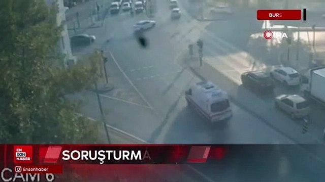 Bursa’da ters yönden ilerleyen ambulans otomobile çarptı