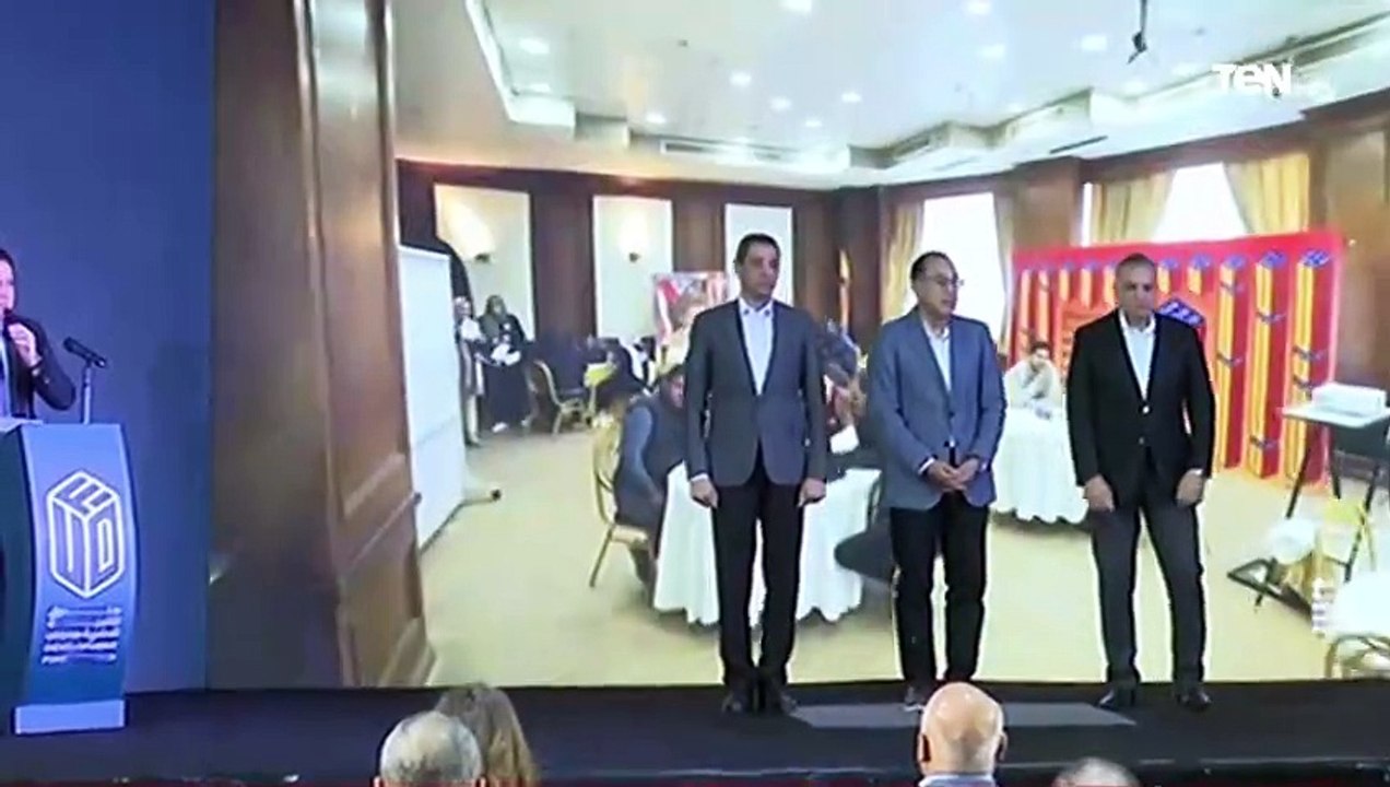 رئيس الوزراء يسلم عقود وحدات المبادرة الرئاسية لتطوير عواصم المحافظات "مشروع داره" بمحافظة السويس
