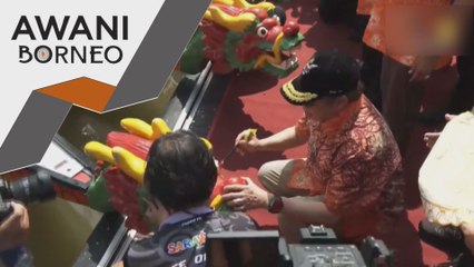 Kocakan perahu naga di sungai Sarawak