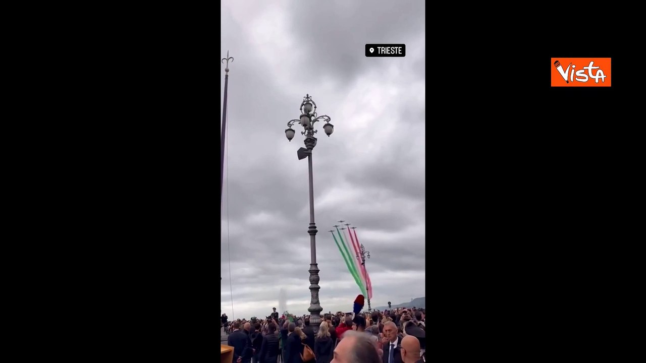 Le Frecce Tricolori in volo su Trieste per i 70 dal ritorno della citt? all'Italia