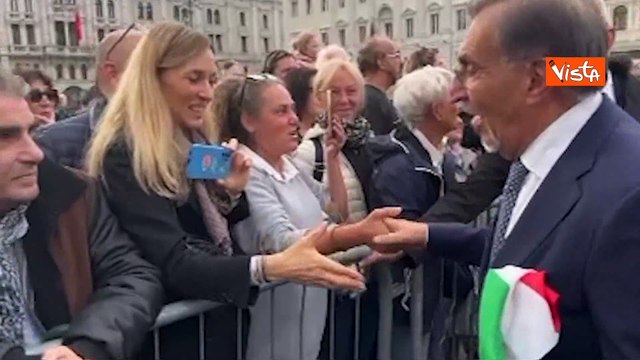 Bagno di folla per La Russa a Trieste, strette di mano e saluti tra la gente