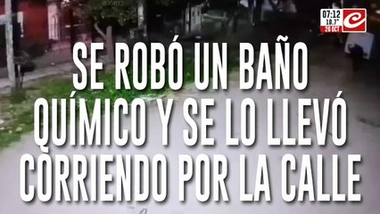 Se robó un baño químico... ¡y se lo llevó corriendo por la calle!