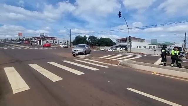 Carro fica preso em canteiro central na Avenida Carlos Gomes