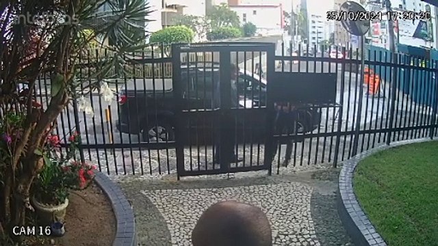 Homens portando crachás de instituição bancária tentam acessar apartamento de idoso em Salvador